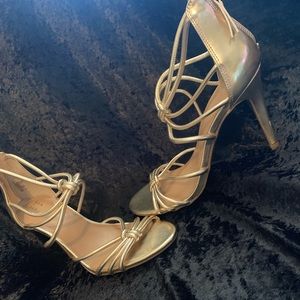 BRAND NEW Size 9 Gold Heels, NEVER WORN!